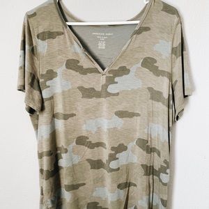 Women’s American Eagle shirt. Camo. Size XL.